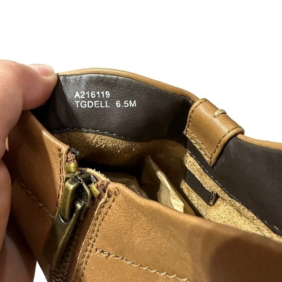 🌸2/$25 Tignanello Tan Leather Western Heeled Bootie - Picture 4 of 8